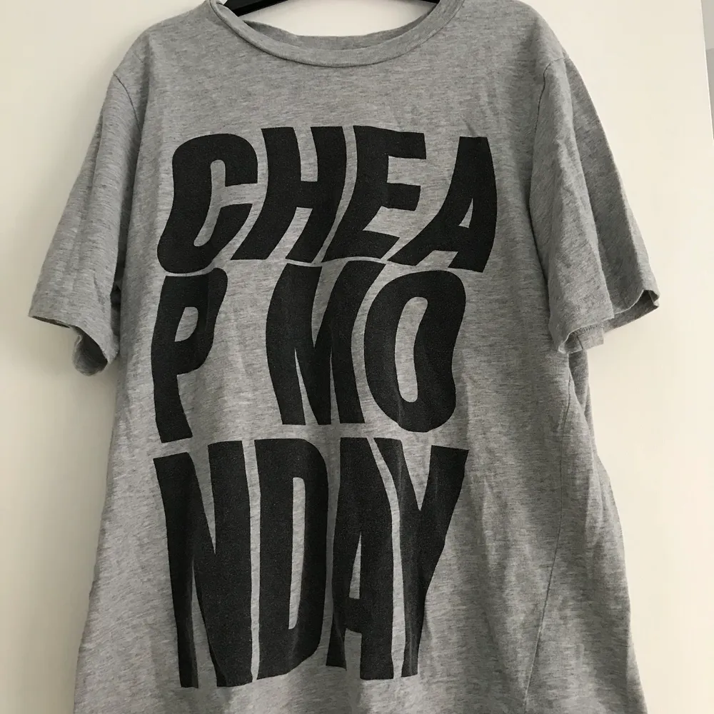Unik och cool dröja från märket Cheap monday. Jag har bara använt den några gånger. Köparen får stå för frakten . T-shirts.