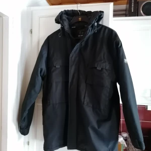 Midjelång Jacka med huva - Höst, vinter, vårjacka, fodrad med fast huva. 