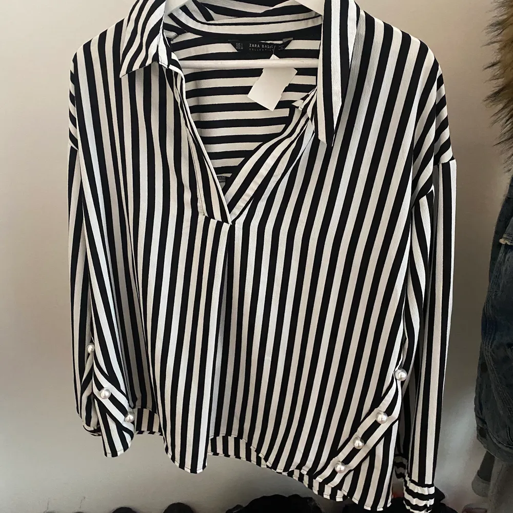 Perfect condition cute shirt from Zara with super nice pearls on the side. Bought it second hand and never worn it! The size is L.  The price is negotiable, so feel free to send me a message to discuss or if you want more information/pictures!☺️ I accept Swish and PayPal if you rather do that!. Skjortor.