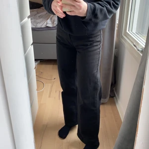 Svarta Jens - Ett bar jätte fina svarta byxor. Säljer på grund utav dom inte kommer till användning. Köparen betalar frakt 