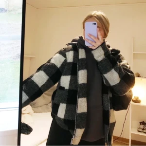 Jacka - Mjuk och varm jacka från carlings! Väldigt skön och bra passform. Sitter oversize på mig som är stl M. Köpt här på plick men knappt använd (bilder lånade av hon jag köpte den av) snygg på både tjejer och killar!