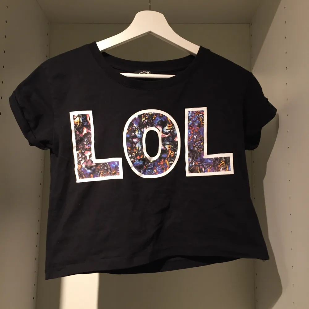 Svart tröja med texten ”lol” skrivet på framsidan. T-shirts.