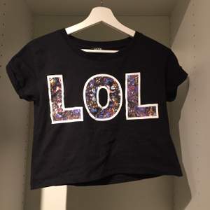 Svart tröja med texten ”lol” skrivet på framsidan