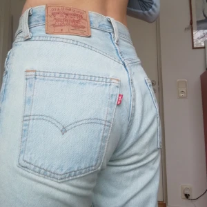 Levis 501! - Vintage levis 501or!🤩😍 Ljusblåa med straight fit. Storleken är bortskavd men de passar mig som är 168 och har w24/25