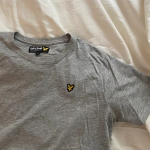 Lyle & Scott t-shirt  - En grå Lyle&Scott T-shirt som jag inte använder. Använd typ 2 ggr. Barnstorlek 15-16 years men sitter samma som en XS-S. 