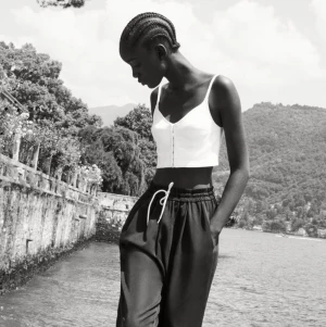 Korsett inspirerad topp - Vit korsett inspirerad topp från zara. Endast prövad. Köparen står för frakt! Skicka gärna ett meddelande om du vill ha fler bilder eller har några frågor!