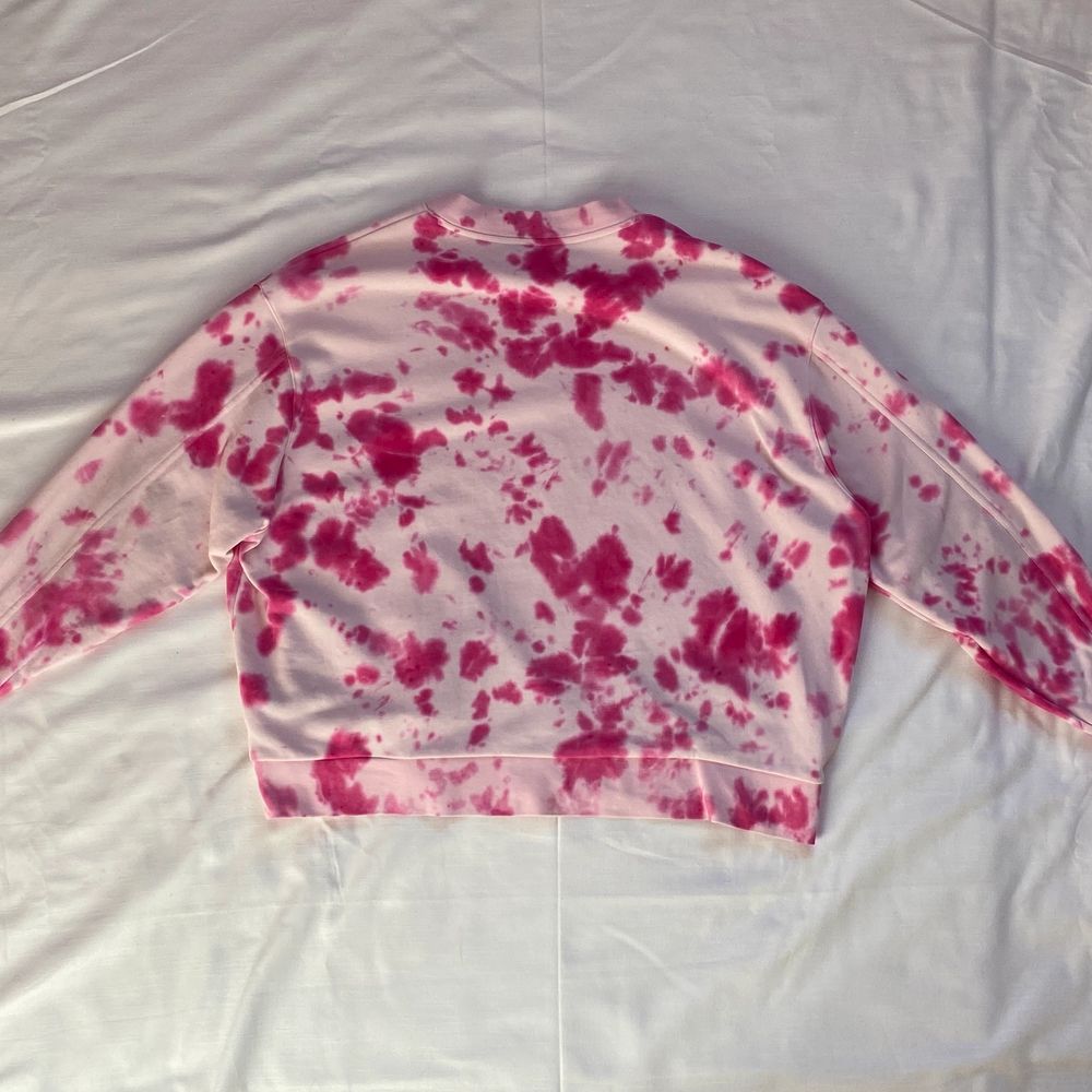 Super fin rosa tie-dye sweatshirt. Det ser lite ut som ko-mönster vilket jag tycker är skit snyggt. Sweatshirten är köpt på weekday och är i storlek M men passar nog även L då den är väldigt oversized. Jag och min syster har tie-dyeat den själva så den är “one of a kind”. 🙃❤️. Tröjor & Koftor.