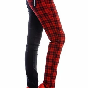 Jeans/byxor - Dem är köpta på shock våren 2020, dem är i gott skick och jag skulle vilha säga att dem är något större än vad en XS/S är men också strechiga.