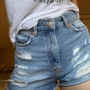 Jeansshorts - Perfekta shorts med revor nu till våren/sommaren! Snygga och bra men använt skick💙 Varit favoriter länge men slutat använda :( Frakt tillkommer!