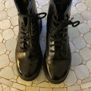 Dr Martens  - Dr Martens Mono Black Stl 38 i Ny skick.