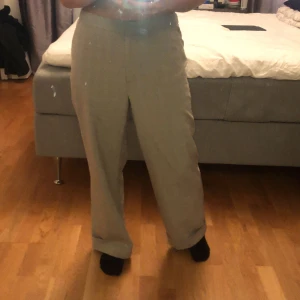 Fina kostymbyxor nakd - Första bilden är inte så bra, dom är mkt finare i verkligen. Men säljer mina fina Nakd kostymbyxor i str 38 dom är i perfekt skick bara att dom inte passar längre tyvär :( 