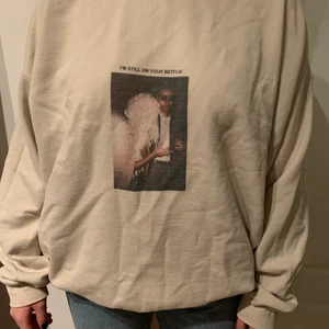 Beige sweatshirt  - Beige sweatshirt från sisters and seekers i storlek L. Plagget stryks och tvättas innan försäljning.