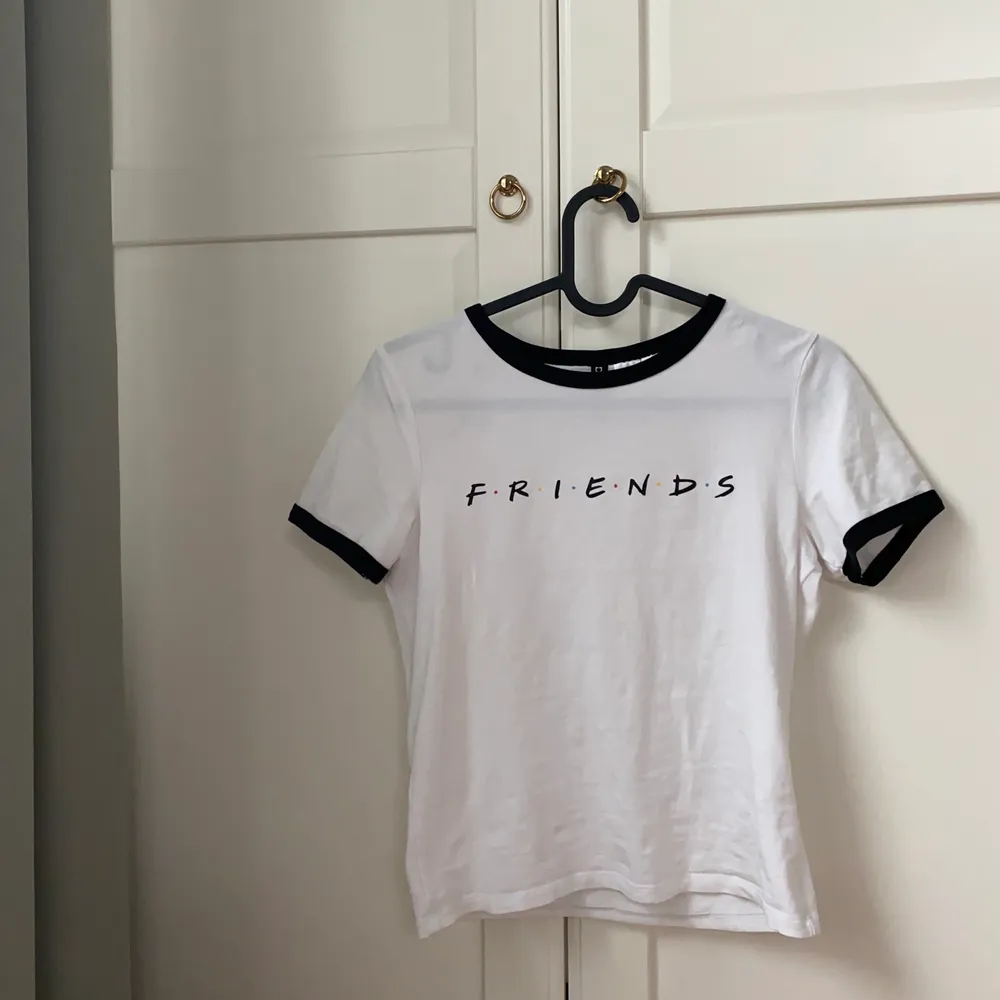 Vit och svart tröja från H&M divided med friends motiv. Liten i storleken. Knappt använd. T-shirts.