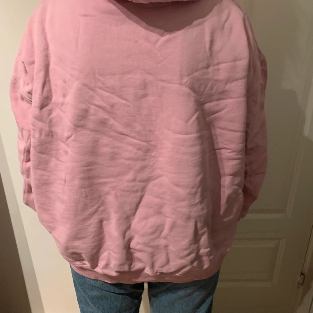 Rosa hoodie från junkyard i storlek L, använd ett fåtal gånger. Plagget stryks och tvättas innan försäljning.. Huvtröjor & Träningströjor.