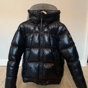 Jacka - Säljer nu min supersnygga Peak Performance jacka. Den är i mycket fint skick. Skulle säga gränsen till nyskick 🥰❣️