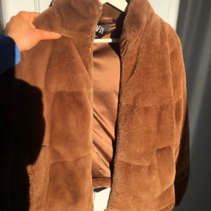 Fakepälsjacka ifrån zara - Storlek L men passar mig som är storlek S, jag tycker inte den är så oversized. Använd fåtal gånger.