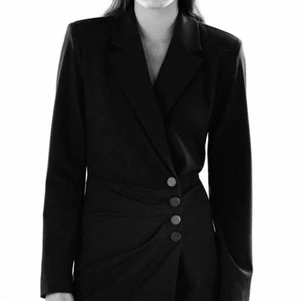 Zara blazer dress strl. M - Helt ny blazer dress (kavajklänning) från Zara, i storlek M! Aldrig använd, prislappen hänger kvar. Nypris 559kr, mitt pris 299kr. ✨