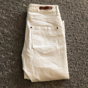 Byxor  - Byxor som slutar strax under knäna, fint skick, använda 2 gånger