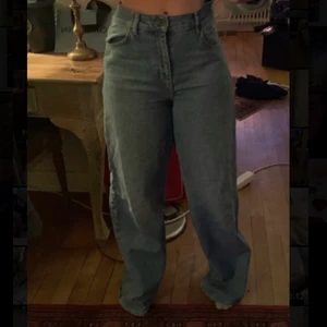 Wide leg jeans - Jag säljer mina snygga blåa jeans från Junkyard. Fit: Wide leg jeans. Storlek: 30. Använda max 2 ggr. Bra skick utom att de är pyttelite slitna längst ner på kanten på jeansen, det är inget som syns när dom är på. Köptes för 500kr säljer för 200kr