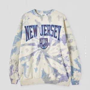 Sweatshirt  - Helt NY med prislappen kvar!💕 köparen står för frakt (66kr, spårbart) eller hämtas på Kungsholmen🙌🏻 vintage style och oversize modell🌟 högst bud: 350