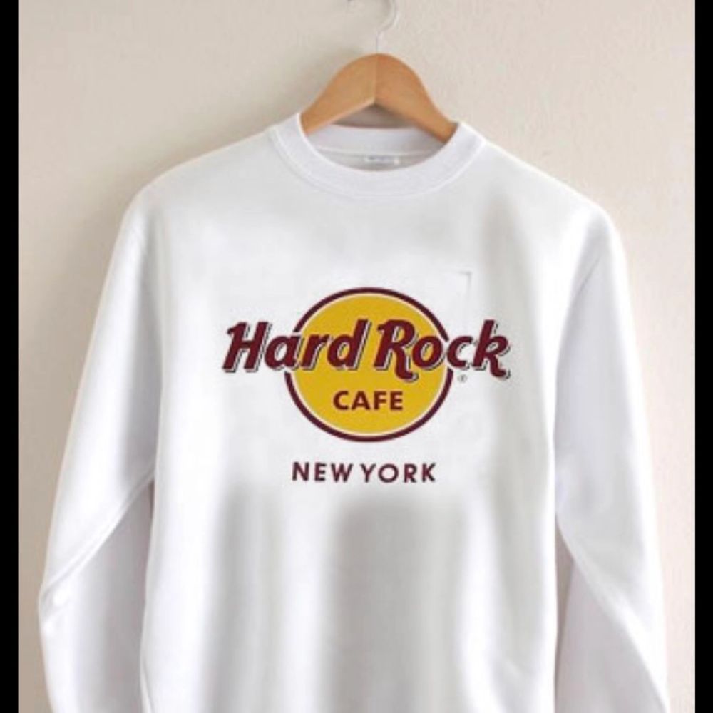 Superfin vintage Hard rock café sweatshirt! Sitter overzise på mig som brukar ha xs/s. Mysig och skön! Buda gärna🤍✨. Tröjor & Koftor.