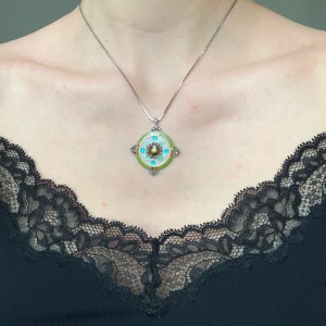 Halsband - Halsband från Danska märket Pilgrim, några kristaller har ramlat av vilket syns på andra bilden! Längden på kedjan går att reglera mellan 36 - 44 cm ✨                                                                      Kolla gärna in mina andra annonser! 