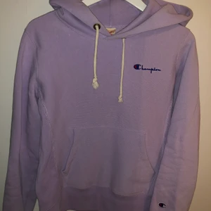 Champion hoodie - Lavendelfärgad hoodie från Champion, figursydd. Använd en gång så är i nyskick! Otroligt mjuk på insidan trots tvättad och är en perfekt pastellfärg nu till våren 💗💜🦄