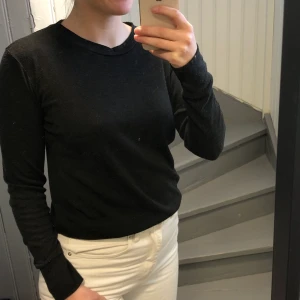 Svart stickad  - Stickad tröja, typ samma modell som collegetröjor, i storlek 36. Riktigt snygg till kjol/klänning, men också byxor. Den är svart med liiite grått i typ - ser svart ut! Mjuk, skön och bra passform men tycker den sitter lite för tight på mig som är M. Så passar XS-M (om man vill att den ska va tight), beroende på önskad passform. Lite nopprig vilket syns på bild 2, men inget någon annan tänker på eftersom de är så små! Samfraktar!