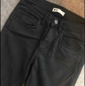 Svarta byxor (Gina Tricot), storlek 34 - Svarta byxor från Gina Tricot, storlek 34. Använd bara några gånger. Pris: 70 kr + frakt