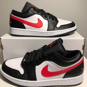Air Jordan 1 Low ”Siren Red” womens - Helt nya Jordan 1’s i storlek 38, 39, 40. Skickas dubbelboxat så orginallådan inte skadas. Kan fraktas på köparens bekostnad eller mötas i Gävle. Digitalt kvitto & box ingår givetvis! Hör av er vid frågor/fler bilder.