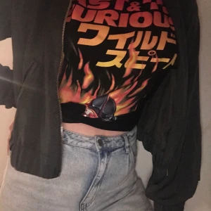 Skjorta  - Från H&M, knappt använd. Den är i storleken 40 och passar bra. Fint skick och man betalar själv för frakt