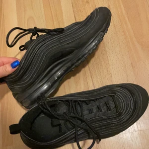 Nike 97or - Säljer mina Nike 97:or som jag köpte på Nike för 1600. Hur bra skick som helst, knappt använda. Säljer för bra pris pga att jag vill få sålt