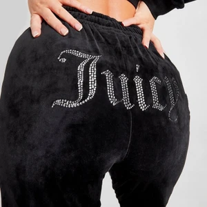 Juicy byxor svarta - Riktigt ljuga o mysiga. Alla pärlorna sitter kvar. Knappt använda. Kan skicka bild hur dem ser ut om man vill det❤️ 566kr och då ingår frakt❤️