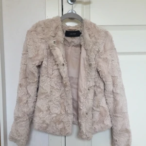 Beige/rosa pälsjacka - Säljer nu denna snygga ros/beiga pälsjacka.           Passar perfekt nu till våren!                                    Inget fast pris utan priset diskuteras vid intresse💕