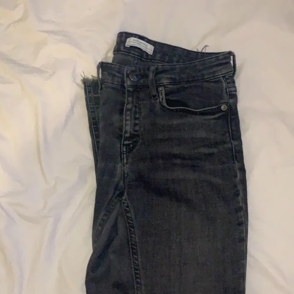 Zara jeans, lågmidjade bootcut. Använda ett fåtal gånger, lite slitna. Finns inte i butik längre. Storlek 34. Köparen står för frakten.. Jeans & Byxor.