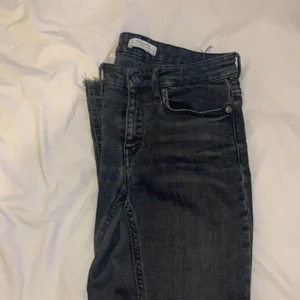 Zara Jeans - Zara jeans, lågmidjade bootcut. Använda ett fåtal gånger, lite slitna. Finns inte i butik längre. Storlek 34. Köparen står för frakten.