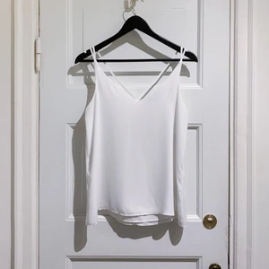 Linne / blus - Härligt fall och fin detalj baktill med de extra banden. Dubbelt tyglager i vitt. Storlek 36 (UK10). Köpt i London.  Hämtas i Skanstull eller skickas mot porto. Djurfritt & rökfritt hem.