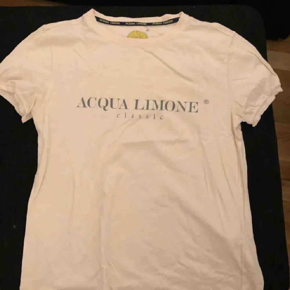 2 aqualimone t-shirts i storlek S. En vit och en rosa, som nya. . T-shirts.