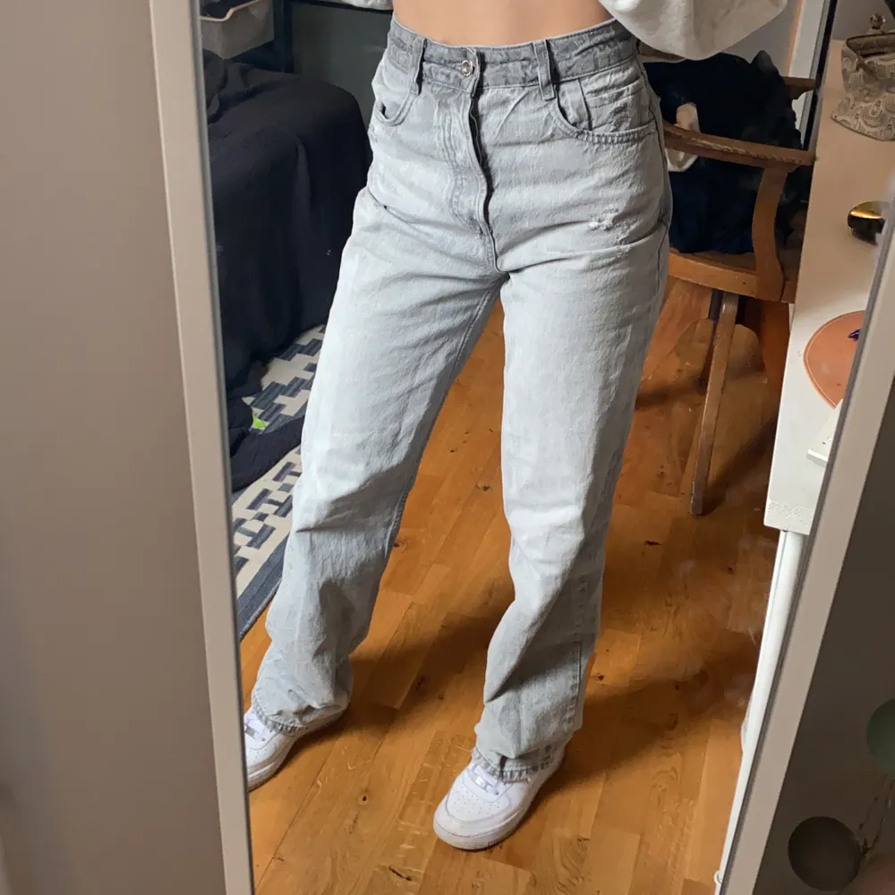 Säljer mina assnygga zara jeans då jag köpte fel storlek!! Har utgått i sortiment och lär inte komma tillbaka😓😓! Sjukt fina och knappt använda✨🌟. Jeans & Byxor.
