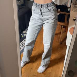 Säljer mina assnygga zara jeans då jag köpte fel storlek!! Har utgått i sortiment och lär inte komma tillbaka😓😓! Sjukt fina och knappt använda✨🌟