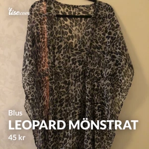 Leopardmönstrad blus - Jättefin leopardmönstrad blus går att dra åt i midjan söker ny ägare 🥰 lappar borttagna därav priset passsar storlek s-m