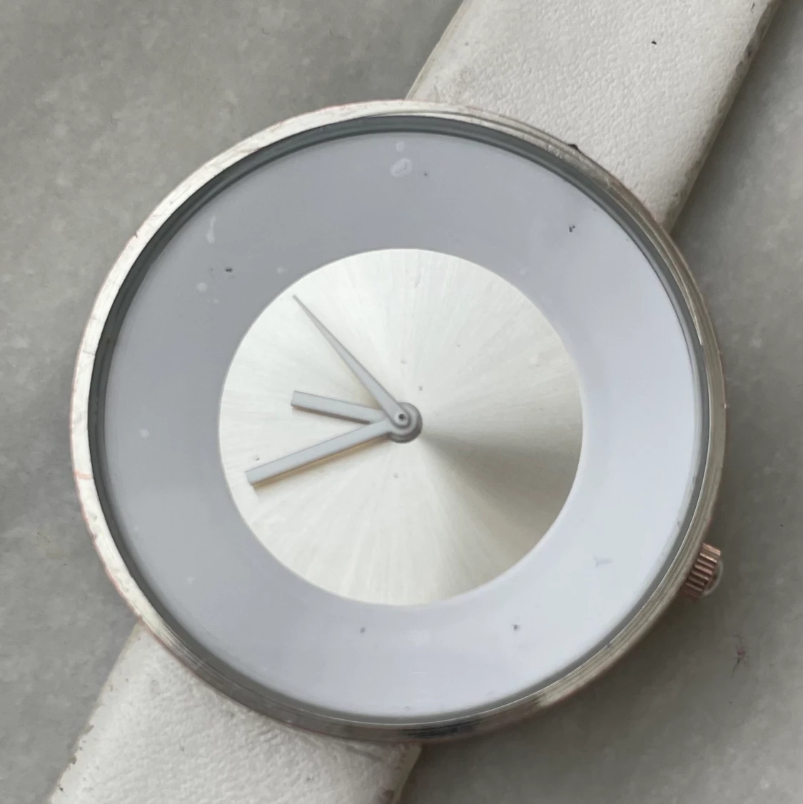 Vit stilren klocka - 90