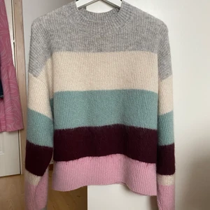 Mohairtröja  - Stickad tröja i ull och mohairblandning från H&M. Snygg boxig passform med långa armar. Fin kvalitet! Köpt för 599:-