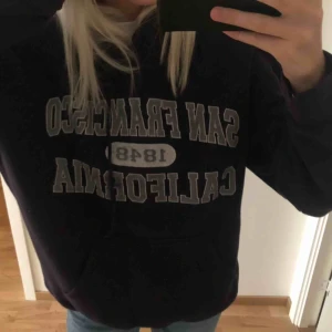 Vintage hoodie - Svart/marinblå vintage hoodie. Bra skick och super varm och gosig. Passar flera storlekar beroende på hur oversized man vill att den ska va! Kan mötas upp i Stockholm och står inte för frakt!💗