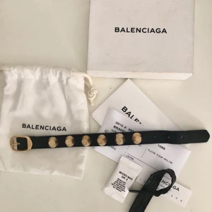 Balenciaga armband - Balenciaga armband i svart med guld, väldigt sällsynt och säljs ej längre! Kommer med alla tillbehör! Budgivning börjar på 500, säljer för 950kr! OBS: köpare står för frakt!