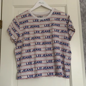 Lee t-shirt  - Inprincip oanvänd Lee-tröja i väldigt populär randig stil! Frakt tillkommer!