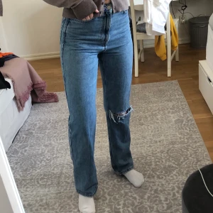 Blå Row jeans  - Ett par fräscha rowjeans med hål på ena knät. Det står storlek 25/30 men dom är felmärkta, det är storlek 26/32. Jag är 169! Hör av er om ni har några frågor eller är intresserade! 