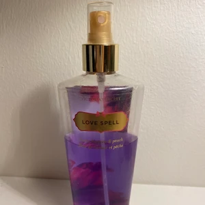 Victoria secret - Love spell body mist från Victoria secret. Mer än hälften kvar. Förpackningen är ganska sliten 