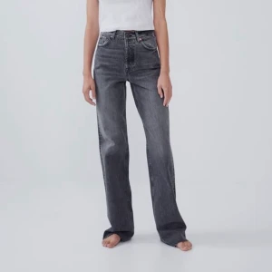 Gråa ZARA jeans!  - Gråa ZARA jeans som är helt slutsålda ! Köpta förra året och har aldrig använt dem! De är helt i nyskick. Supersnygga och somsagt inte enkla att få tag på. Högre i midjan. Storlek 38. 
