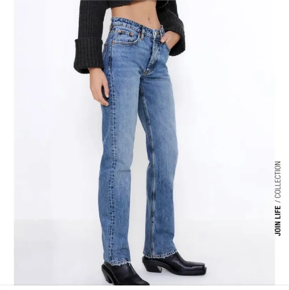 Mid rise jeans från zara! Helt slutsålda! Köpte av en annan här på plick men de va fel storlek! Budgivning sker om fler är intresserade☀️ (bud på 350). Jeans & Byxor.